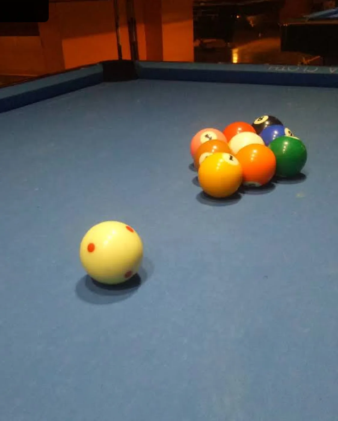 Bola biliar berkumpul di tengah meja