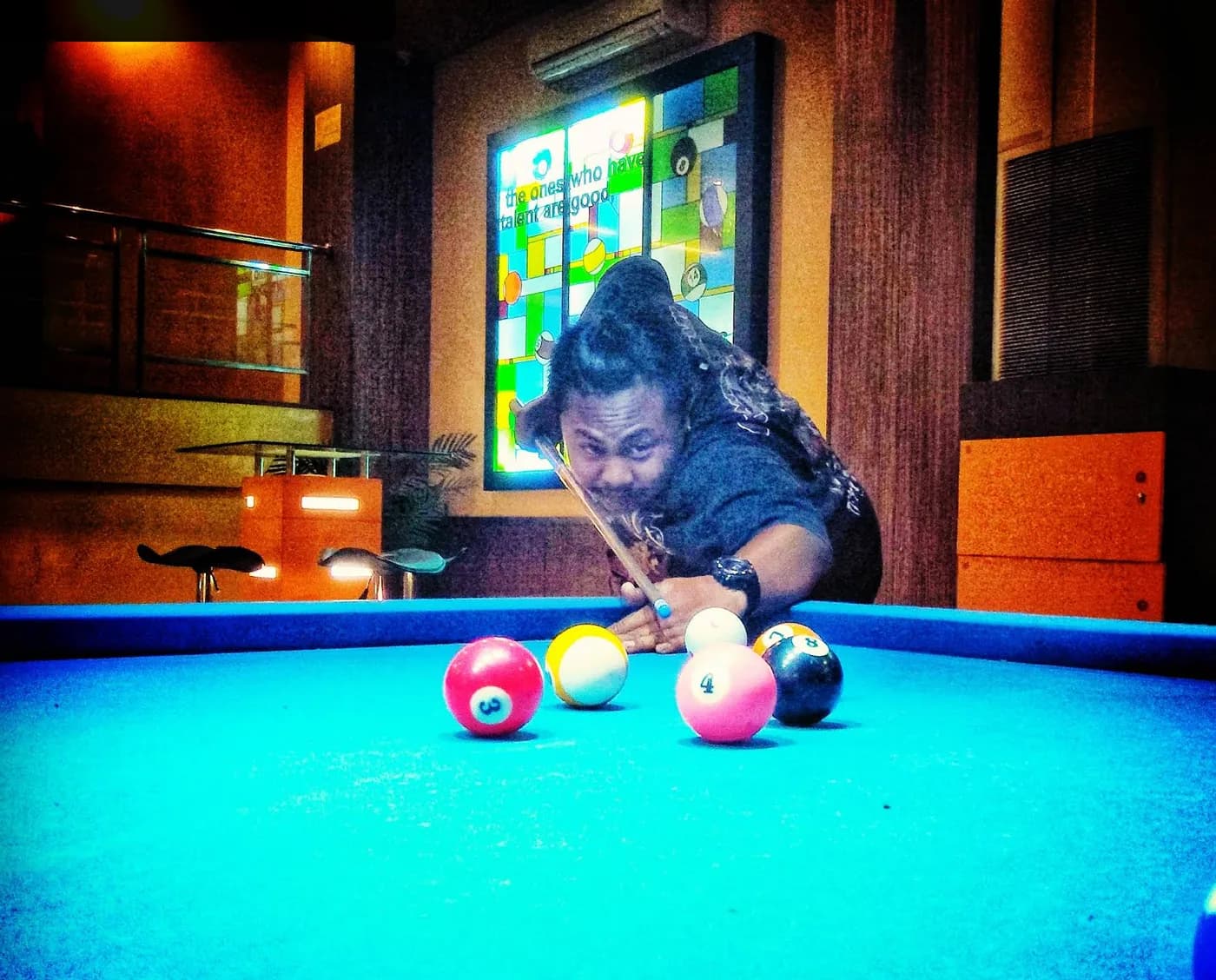 Pemain membidik bola di meja berkain biru