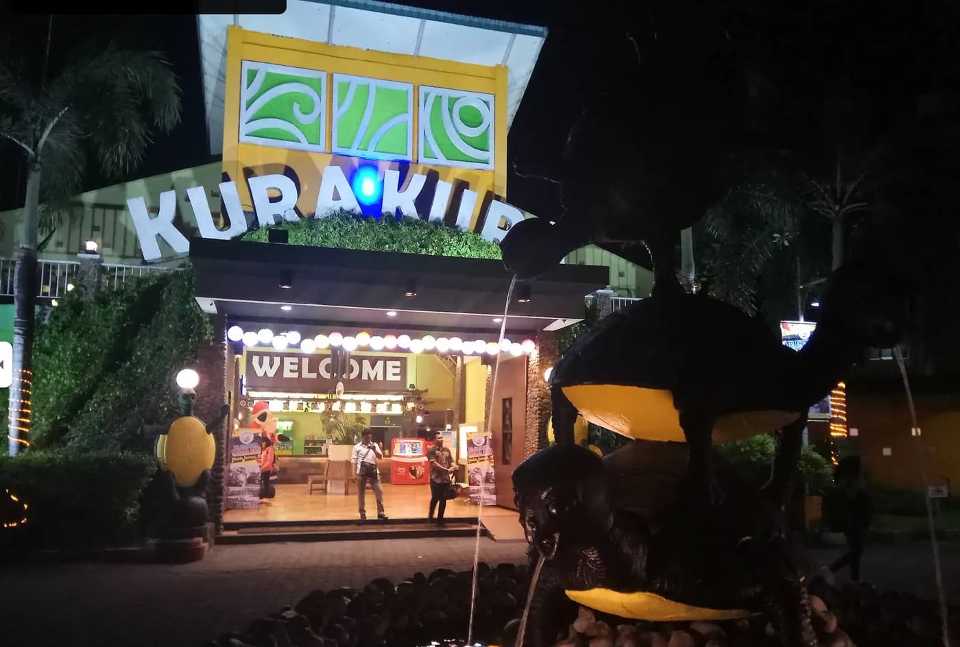 Gerbang Kura Kura Family Entertainment pada malam hari