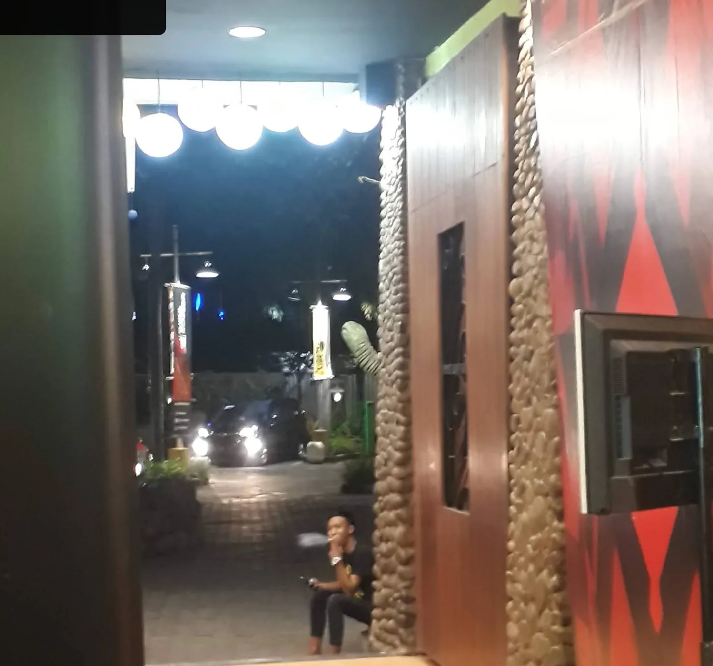 Bagian depan POCKET pada malam hari