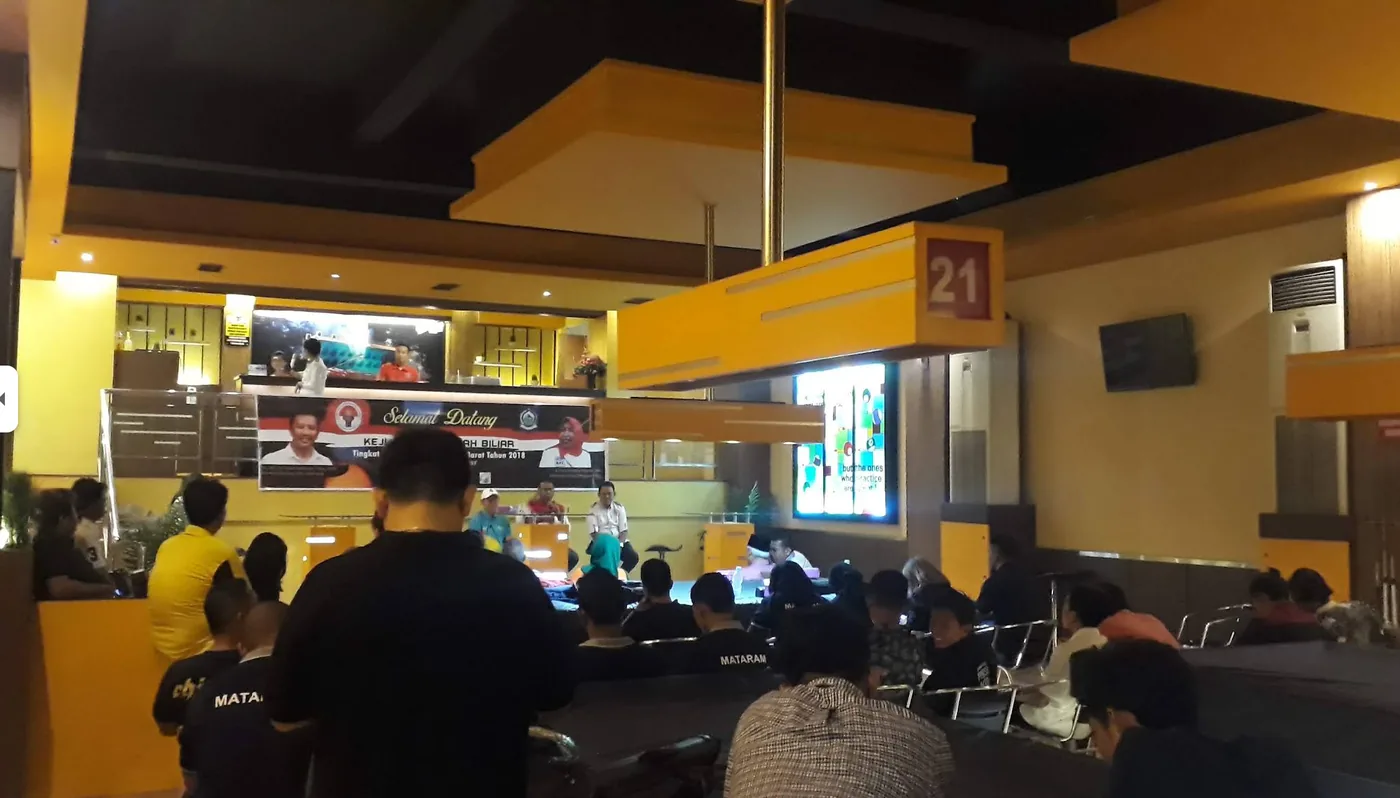 Area duduk dan meja panjang di POCKET
