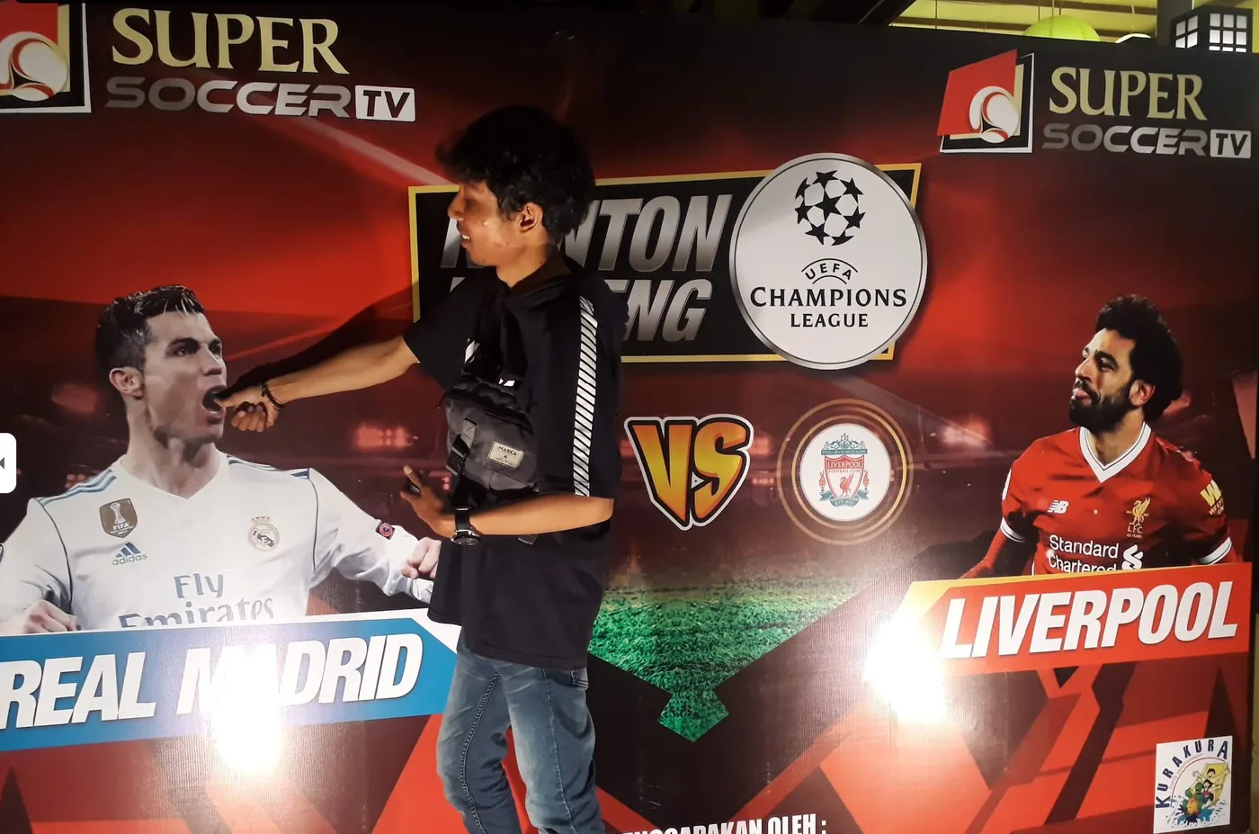 Layar besar menayangkan pertandingan Liga Champions di POCKET