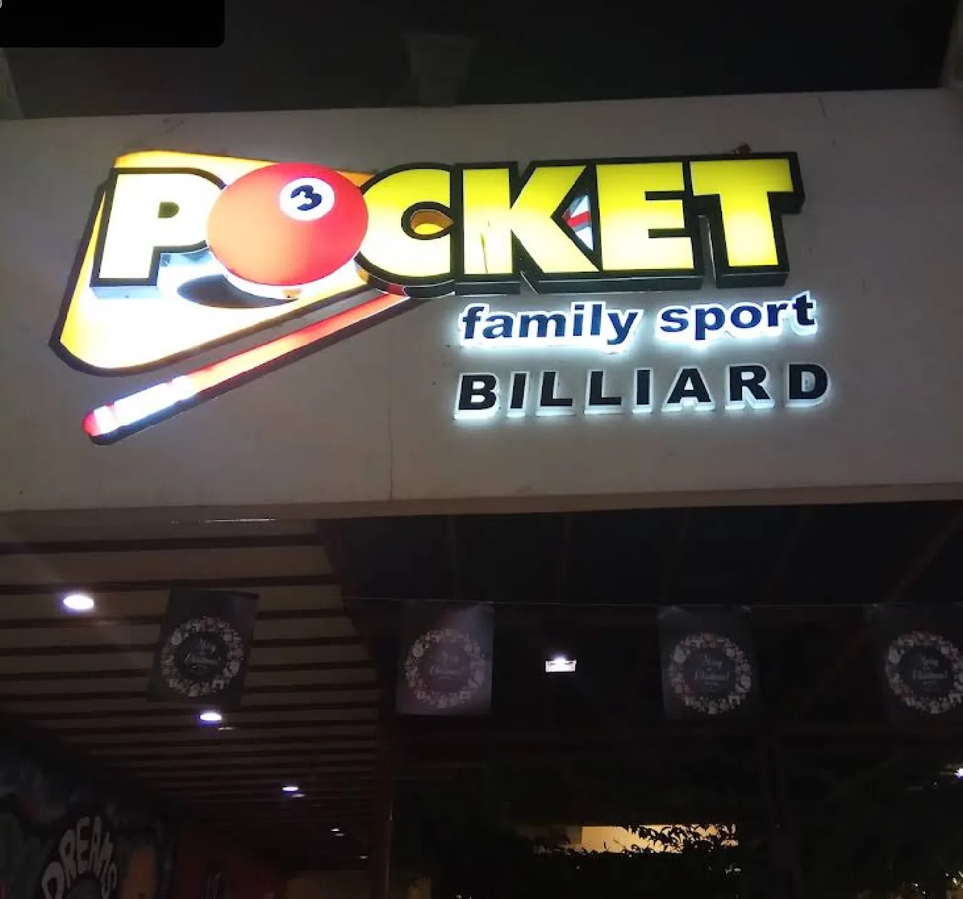 Papan nama POCKET menyala di dinding